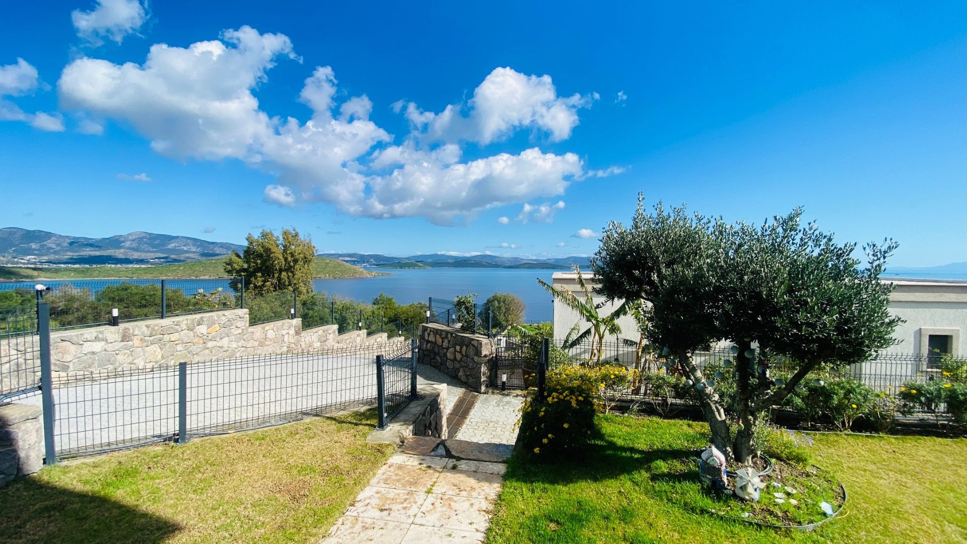 Seafront Villa with Private Beach – 4+1 Corner Unit with Underfloor Heating