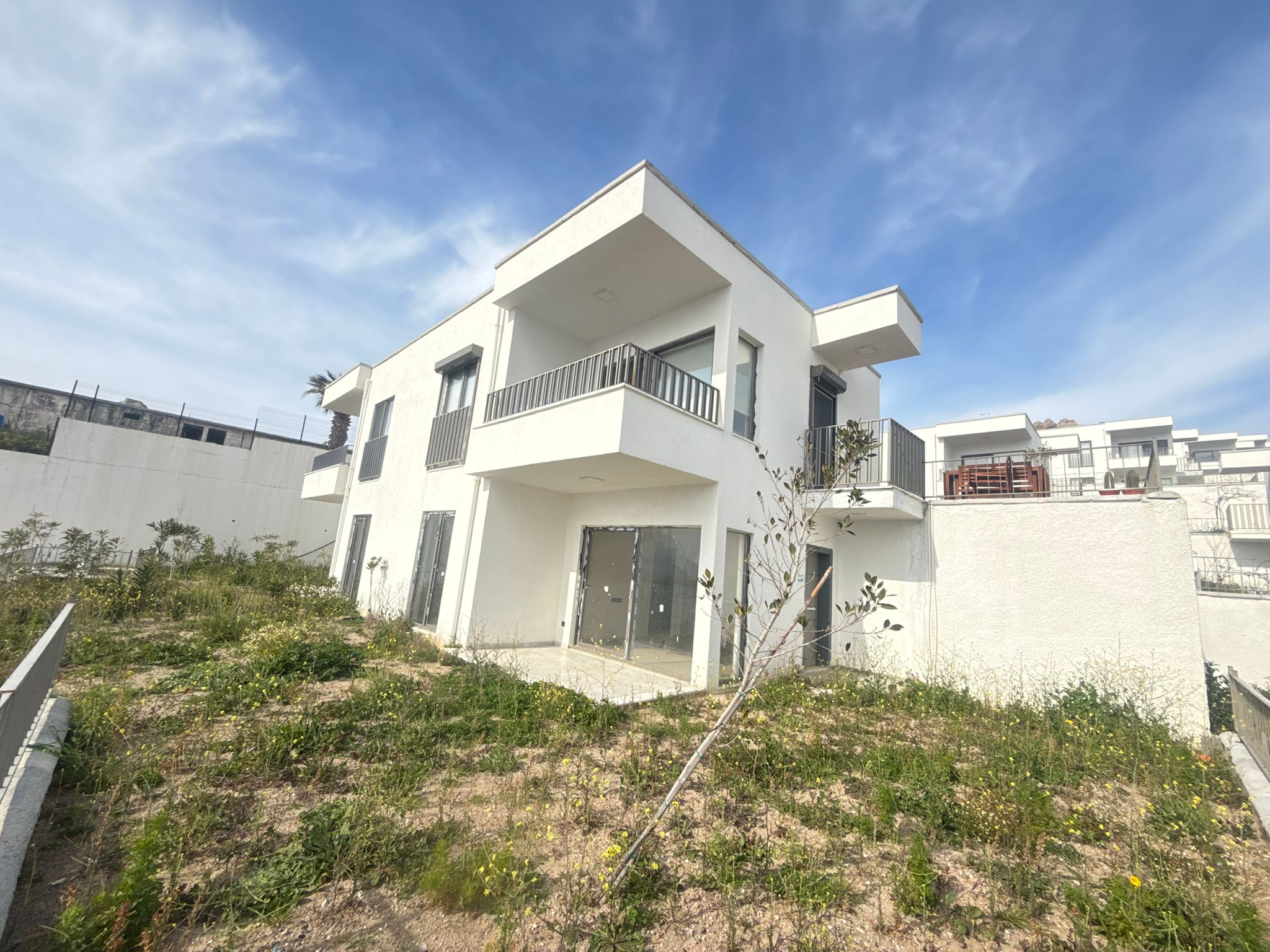 2+1 Ground Floor Apartment with Sea View for Sale in Bağla