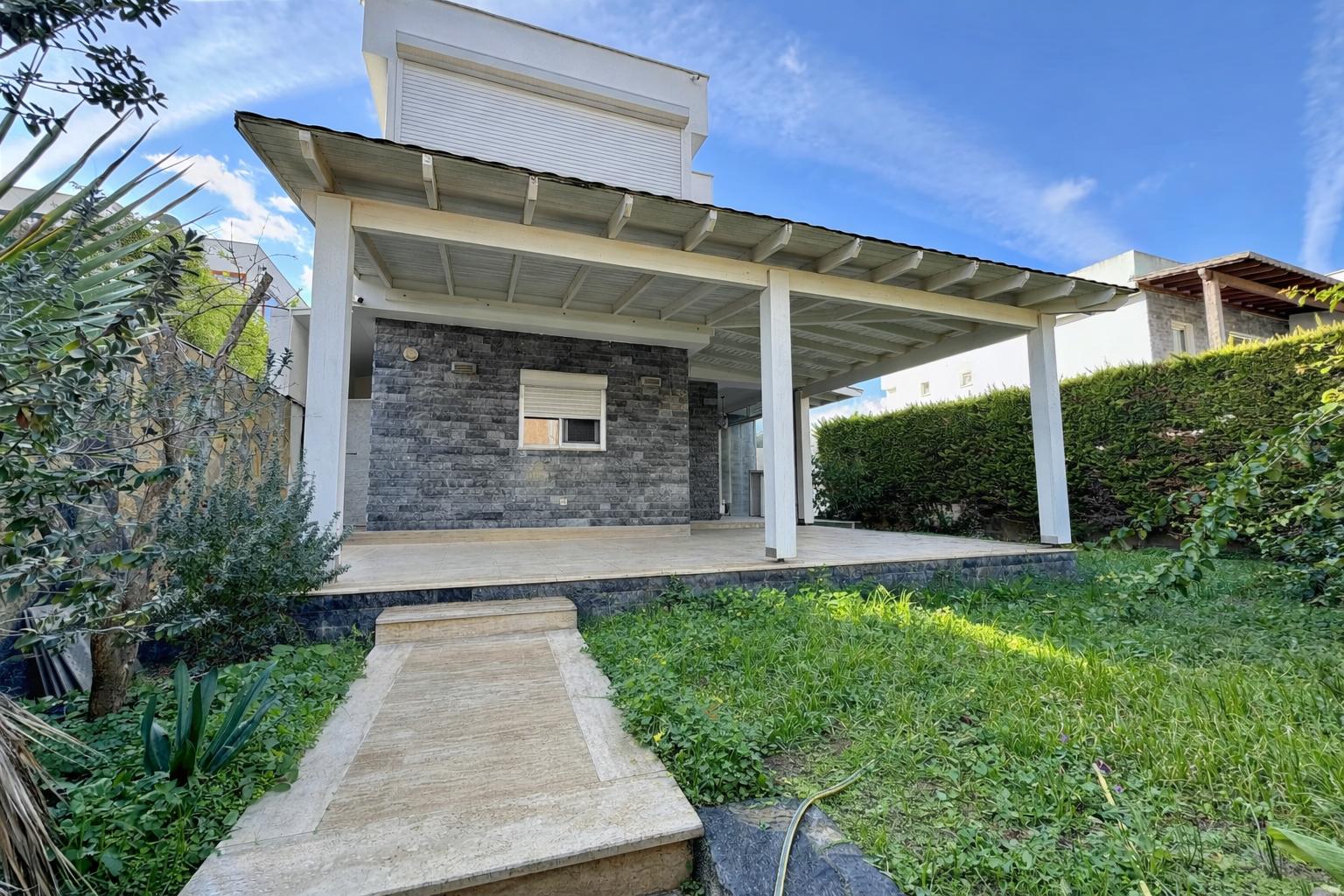 Detached villa for sale in a central location in Bodrum Konacık.