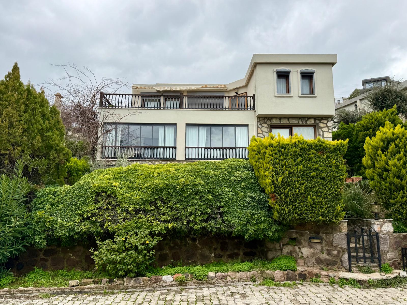 Detached villa in a gated community in an exclusive neighborhood of Türkbükü, Bodrum.