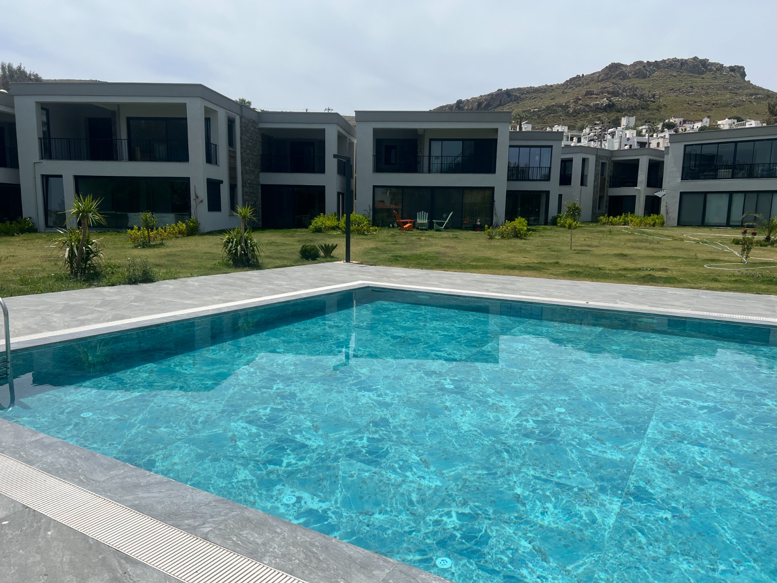 2+1 Ground Floor Apartment for Sale in Bodrum Ortakent, 50 Steps from the Sea