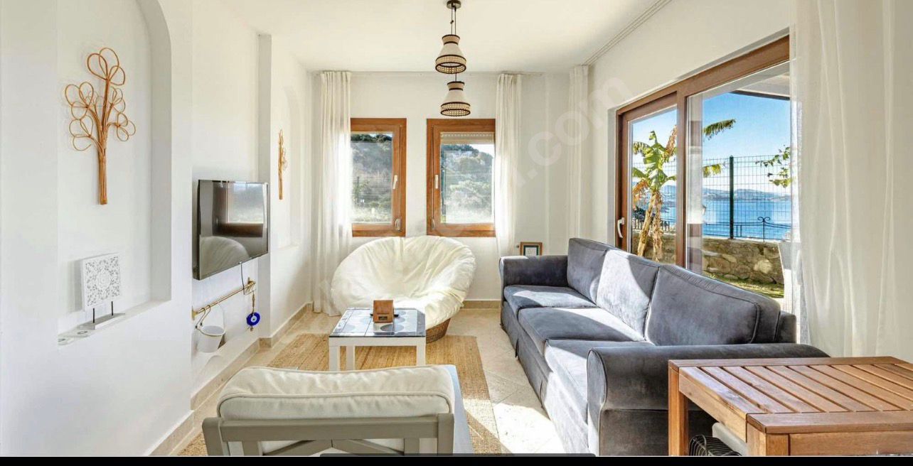 Apartment for sale in Gündoğan, within a complex with a private pier and swimming pool.